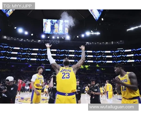 詹姆斯成就历史里程碑首位球员达成4万分1万板1万助的壮举