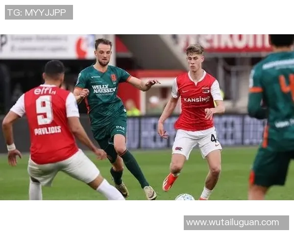 阿尔梅勒与阿尔克的精彩对决揭示足球战术与团队合作的魅力