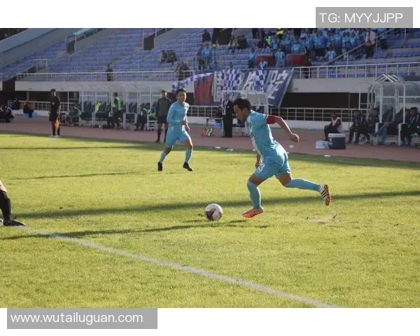 保定容大迎战深圳队全力争胜展现球队实力与斗志