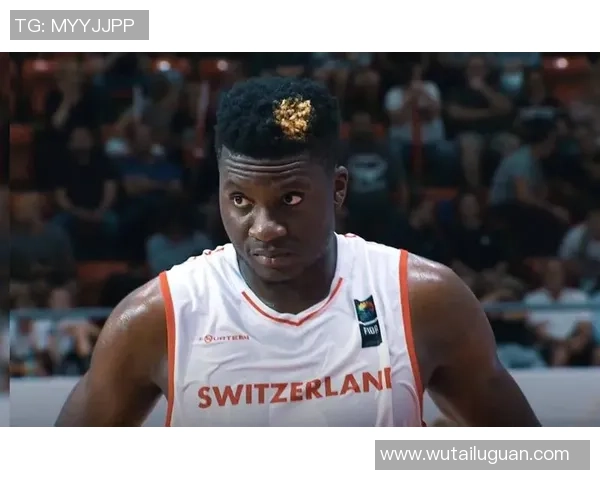 克林特卡佩拉如何在NBA赛场上展现出色的防守与进攻能力