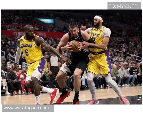 快船与湖人激战正酣精彩对决引发球迷热议与期待